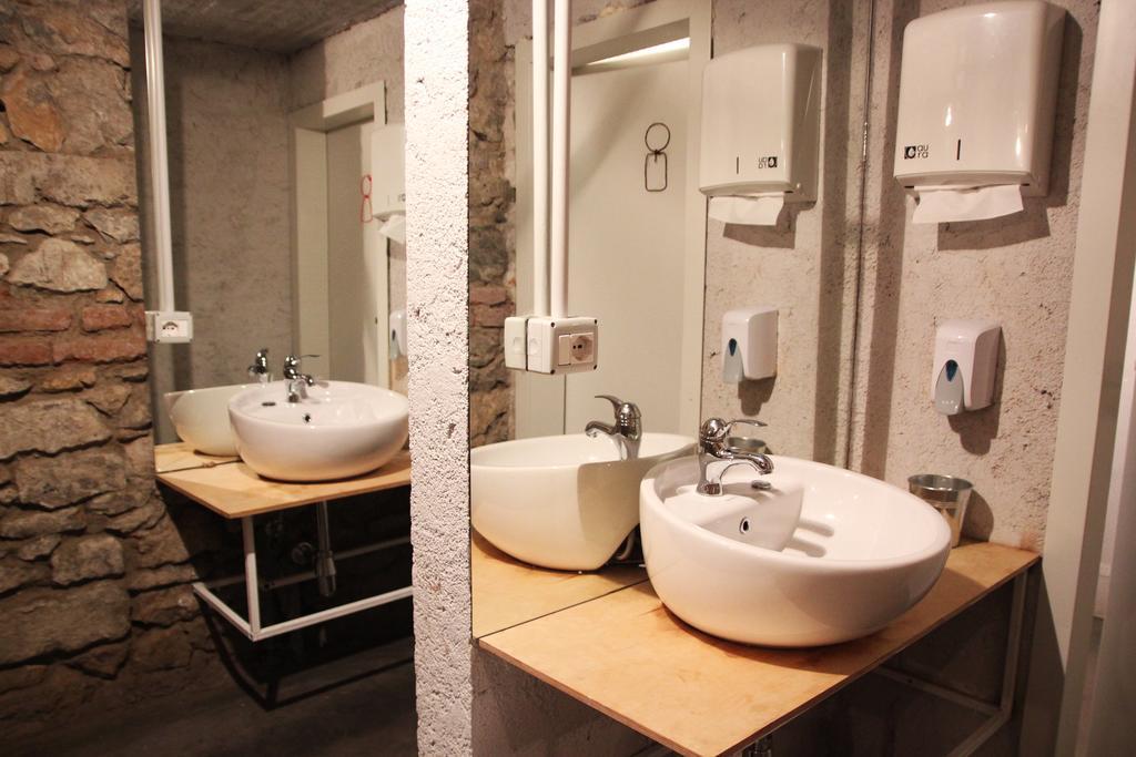Destil Hostelティラナ エクステリア 写真